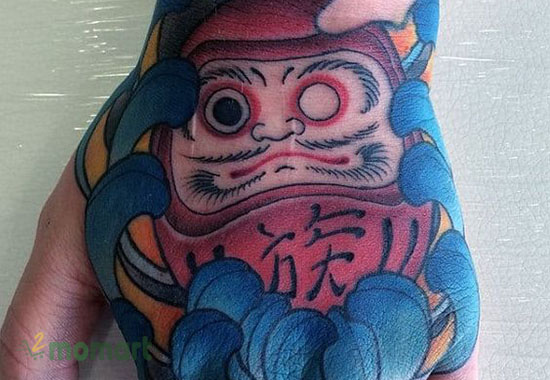 Mẫu tattoo Daruma ở mu bàn tay chất lượng
