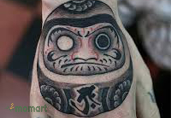 Thiết kế hình tattoo Daruma ở mu bàn tay nam giới