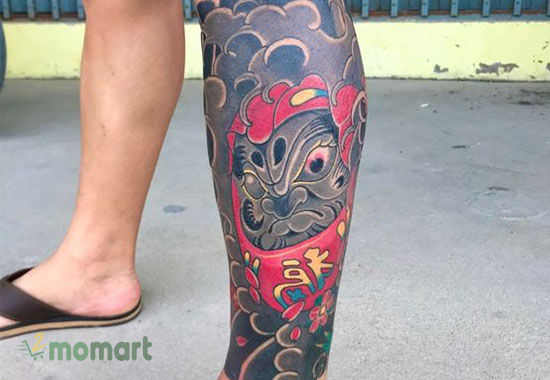 Thực hiện hình tattoo Daruma ở bắp chân ý nghĩa