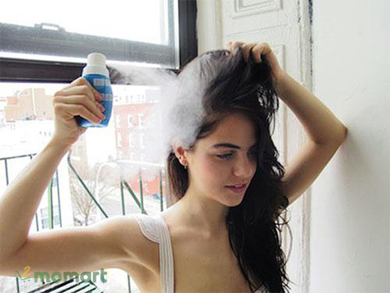 Cách dùng dầu gội khô tốt nhất giúp chăm sóc tóc hiệu quả cao