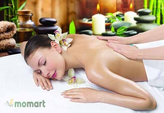 Massage thư giãn cơ thể cùng tinh dầu từ sả chanh