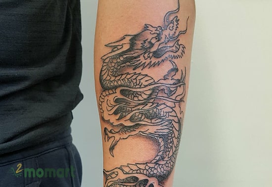 Tattoo rồng quấn tay đại diện cho trí tuệ, sức mạnh nam nhi