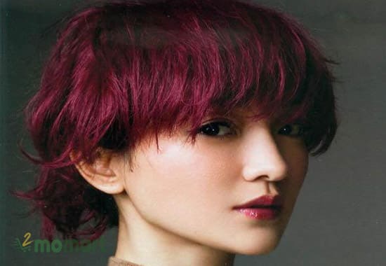 Nhuộm tóc màu đỏ cherry kiểu bob mang lại vẻ đẹp tươi trẻ, cá tính
