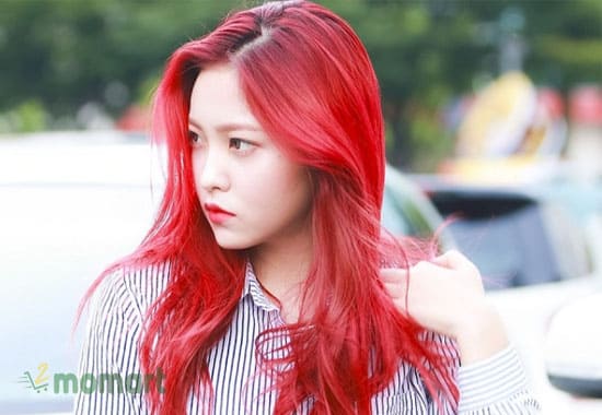Màu tóc đỏ dâu giúp tôn lên những đường nét hài hòa trên gương mặt
