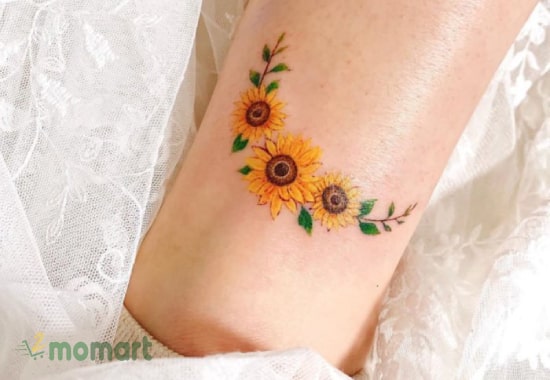 Hình xăm hoa hướng dương mini ở cổ chân đẹp nhất