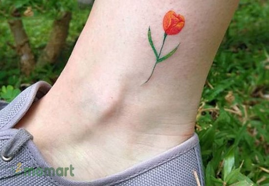 Hình xăm hoa Tulip nhỏ ở cổ chân