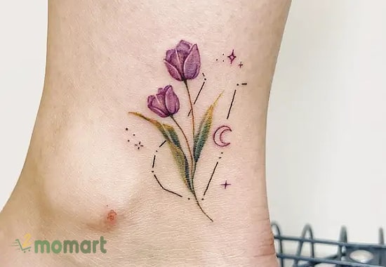 Hình xăm hoa Tulip ở cổ chân là sự tinh tế và nhẹ nhàng