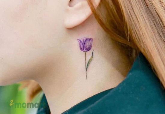 Hình xăm hoa Tulip ở cổ gợi lên cảm giác tươi mới và sức sống