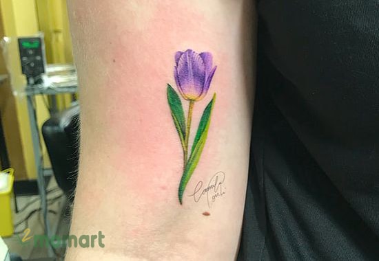 Hình xăm hoa Tulip kết hợp chữ đẹp