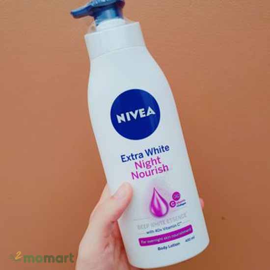 Nivea Extra White bao bì đơn giản và dễ dàng nhận thấy logo Nivea