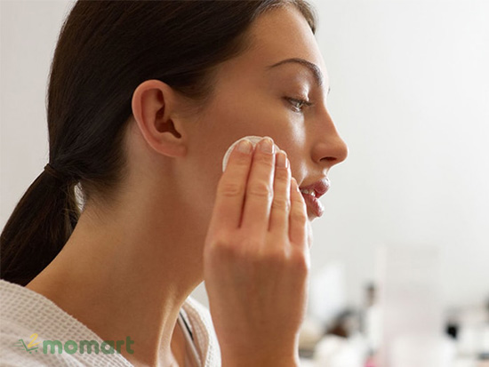 Tẩy trang là bước đầu tiên khi chăm sóc da mặt hằng ngày