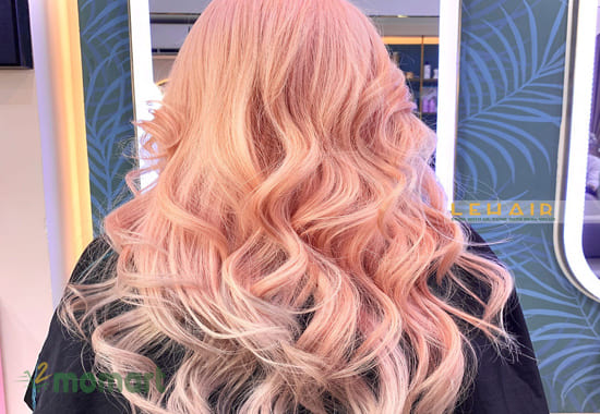 Màu tóc hồng pastel pha gold sáng giúp nâng tone da hiệu quả