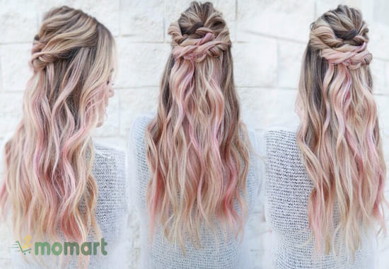 Kiểu tóc uốn xoăn cũng rất ấn tượng với kiểu highlight hồng pastel