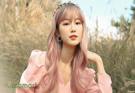 Nhuộm màu hồng pastel ombre cực nổi bật trên mái tóc của nàng