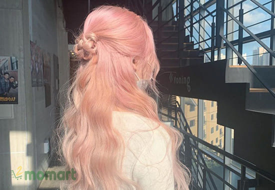 Một mẫu tóc nhuộm hồng pastel ombre vàng tây khá thu hút