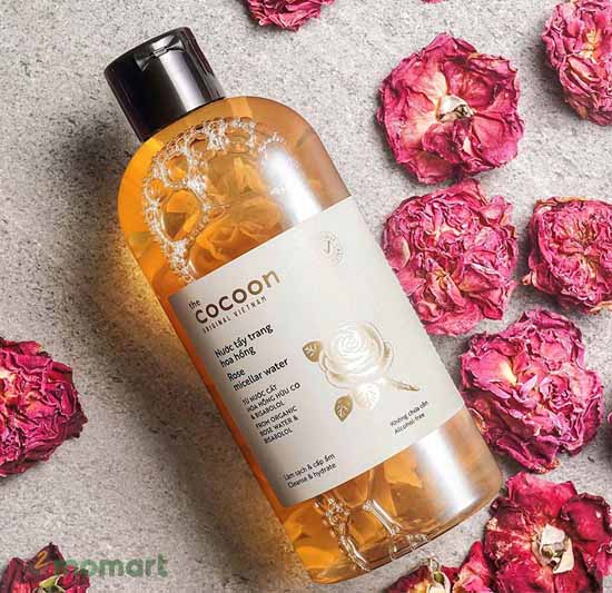 Nước tẩy trang hoa hồng Cocoon giúp tái tạo và giữ ẩm cho da