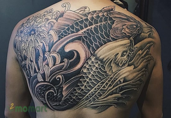 Tattoo cá chép đen trắng kín lưng có sức hút đặc biệt