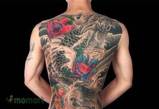 Hình tattoo kín lưng với chủ đề cá chép hóa rồng cực kỳ sinh động