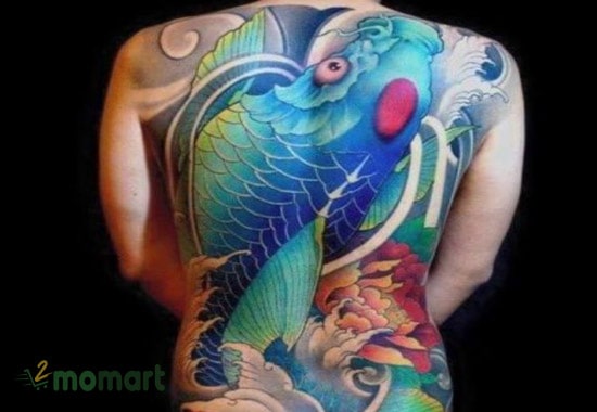 Có được sự may mắn khi tattoo cá chép màu xanh trên lưng