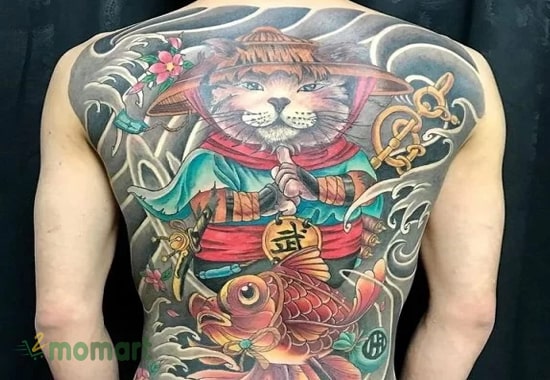 Tattoo cá chép mèo thần tài full lưng đại diện cho sự may mắn