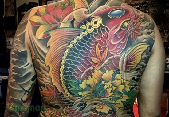 Mẫu tattoo cá chép ngậm đồng tiền full lưng đầy sinh động