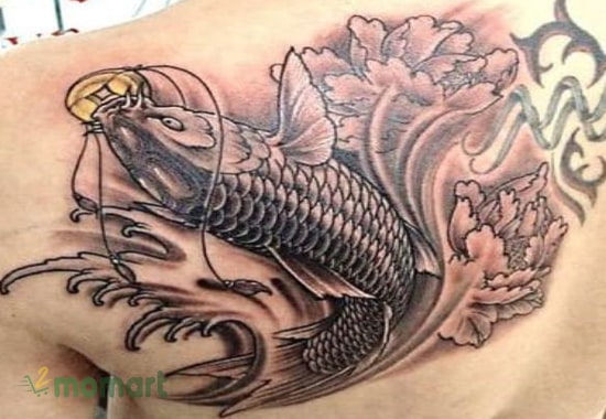 Tattoo cá chép kín lưng ngậm đồng tiền là chủ đề xăm hình độc đáo