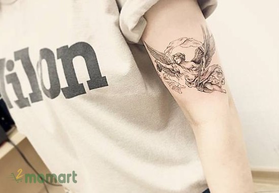 Tattoo cánh thiên thần ở tay thể hiện sự bảo hộ cho mỗi quyết định của mình
