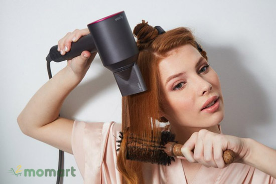 Cách uốn tóc xoăn tại nhà bằng máy sấy và lược đơn giản