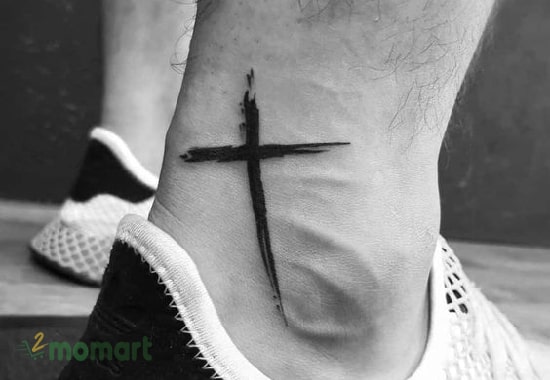 Xăm tattoo mini ở chân hình thánh giá cho nam