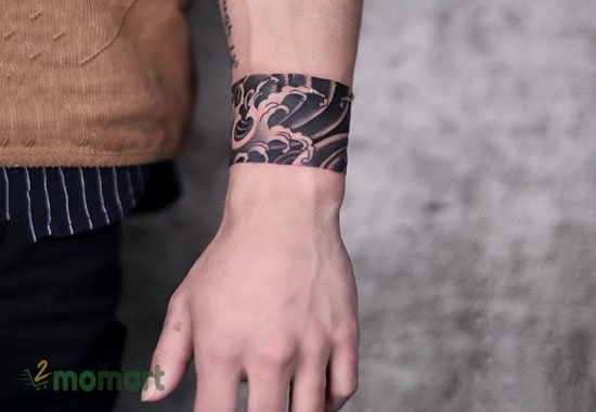 Hình tattoo Nhật cổ tay trắng đen đầy tinh tế