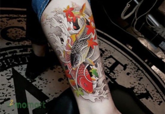Tattoo cá chép hoa sen ở chân phù hợp cho cả nam và nữ
