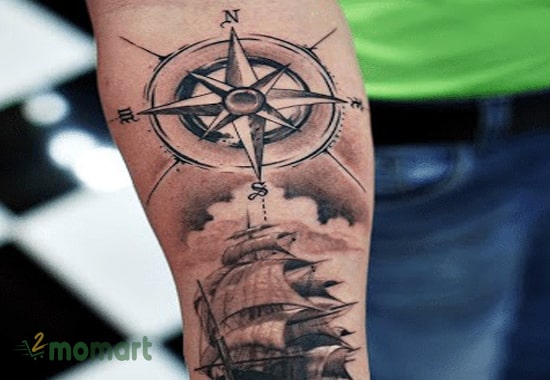Tattoo con thuyền và la bàn thể hiện tính định hướng
