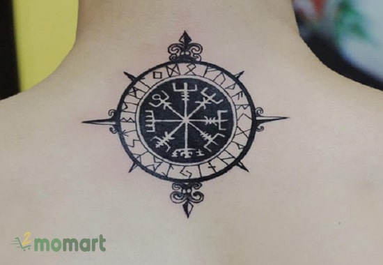 Tattoo la bàn ở sau gáy chứa đựng nhiều ý nghĩa độc đáo
