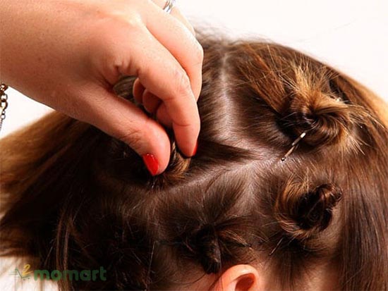 Cách làm tóc xoăn bằng kẹp tăm