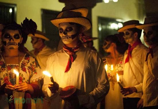 Người dân ở Mexico sẽ trang trí bệ thờ và thắp nến