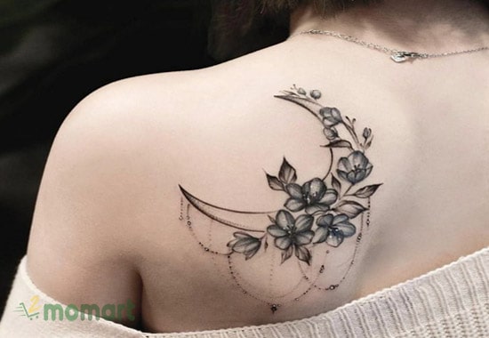 Bạn nữ sẽ thu hút với hình tattoo hoa đào trên nửa lưng