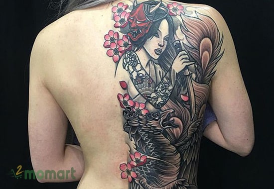Xăm biểu tượng cô gái Nhật cổ trên nửa lưng với vẻ ngoài xinh đẹp