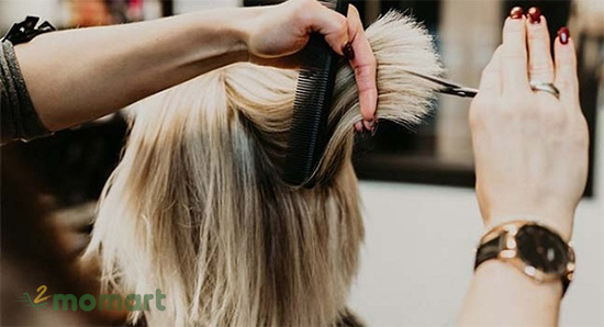Làm tóc tại salon để đảm bảo an toàn cho thuốc nhuộm với da đầu