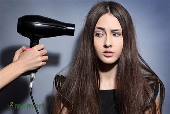 Việc sử dụng máy sấy tóc sai cách sẽ làm tóc và da đầu bị tổn thương