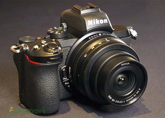 Máy ảnh Nikon Z50 cầm rất chắc tay