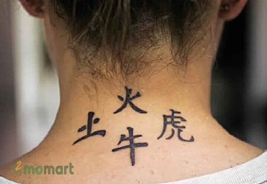 Hình xăm chữ Trung Quốc ở sau gáy nữ
