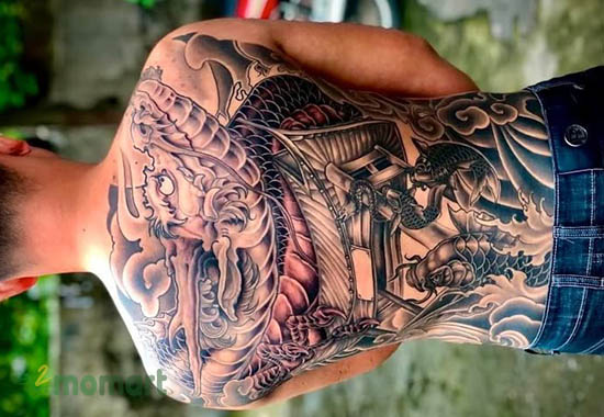 Thực hiện hình tattoo cá chép hóa rồng trên lưng