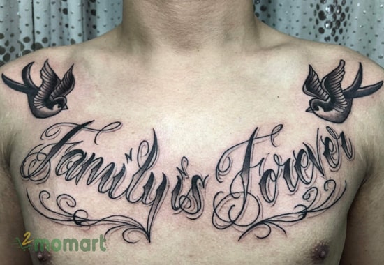 Mẫu xăm chữ Family is forever đầy thu hút ở trên nửa ngực