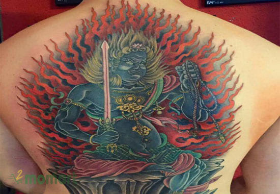 Hình tattoo lớn trên lưng thể hiện rõ sự oai phong của vị thần
