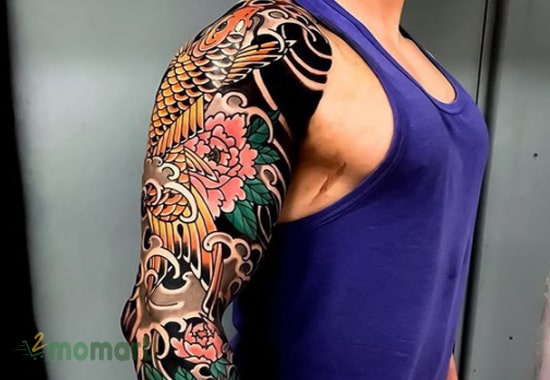Tattoo hoa mẫu đơn cá chép kín tay tạo nên hình xăm ấn tượng và nổi bật
