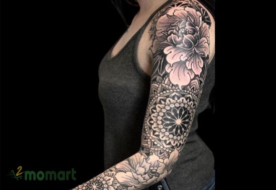 Tattoo mẫu đơn trên tay tạo nên cá tính riêng biệt cho chủ nhân