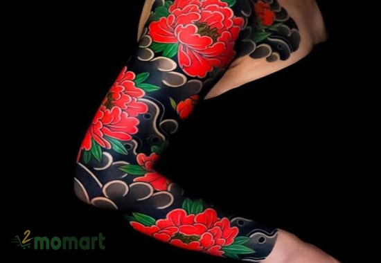 Tattoo mẫu đơn trên kín cánh tay tạo nên tác phẩm hoàn mỹ