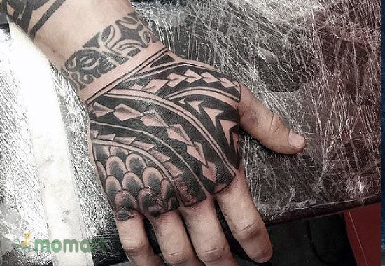 Có thể xăm hình Maori ở cổ tay kết hợp với bàn tay để tăng nét độc đáo
