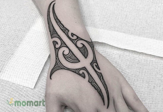 Xăm hình Maori cổ tay rất được ưa chuộng
