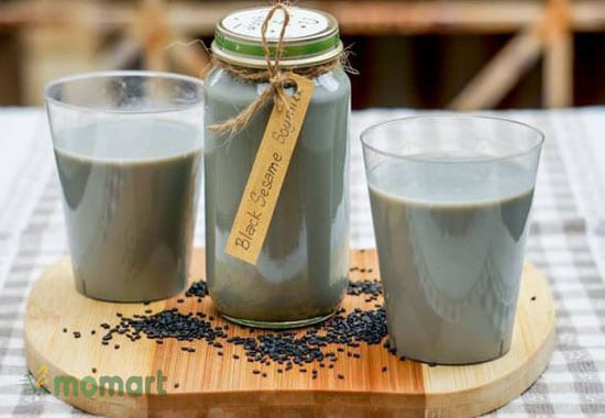Sự kết hợp của hạt mè đen và đậu nành tạo nên ly sữa hấp dẫn